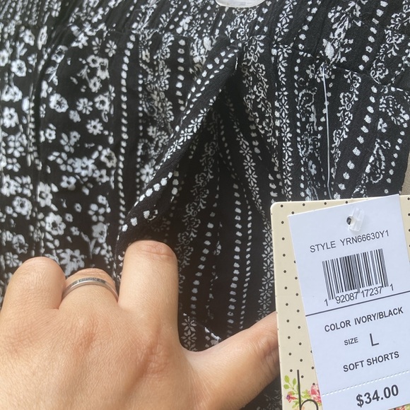 NWT BeBop black white lightweight floral shorts, elastic waist/pockets sz. L - Picture 5 of 6